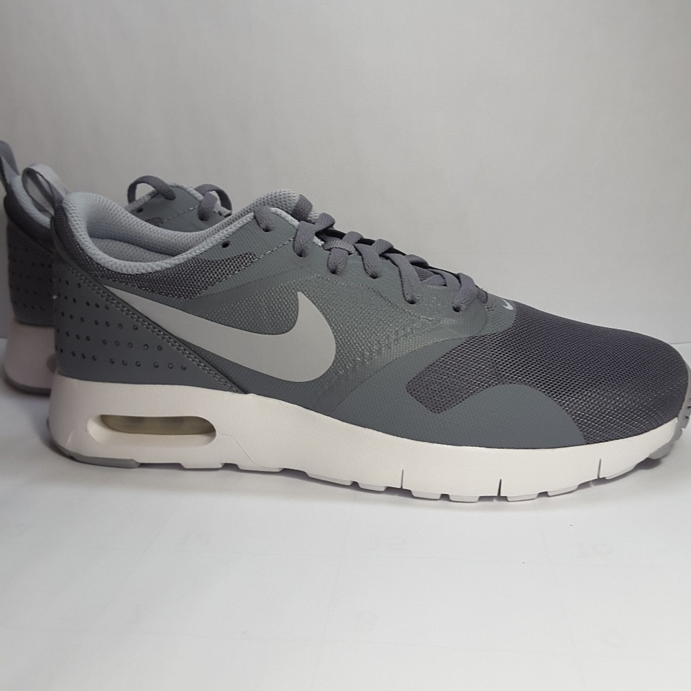 NIKE Kid's Air Max Tavas (GS) Shoe 6.5 Kids US